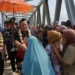 Penjabat Gubernur Riau SF Hariyanto saat disambut warga yang merayakan keberadaan jembatan yang baru saja drampung itu. Dok/Humas Peprov Riau
