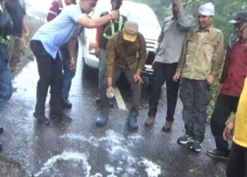 BANGUN JALAN. Bupati Syamsul Effendi saat mengecek titik nol pembangunan jalan yang menghubungkan Kecamatan Curup Utara, Jumat (14/6). Dok/Antara