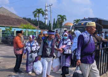 Jemaah haji asal Lampung tiba di Asrama Haji, Minggu, 23 Juni 2024. (Lampung Post/Umar Robbani)