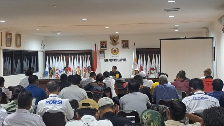 35 MEDALI EMAS. Rapat koordinasi KONI Provinsi Lampung dengan para cabor, Rabu (10/7). Ketua Umum KONI Provinsi Lampung, Arinal Djunaidi menargetkan Provinsi Lampung mendapatkan 35 medali emas dan mempertahankan peringkat 10 besar pada PON XXI 2024 di Aceh-Sumut.
(Lampung Post/Andre Prasetyo Nugroho)