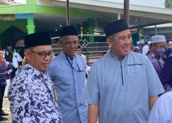 JEMAAH HAJI. Kepulangan jemaah haji Provinsi Lampung. Nampak Bupati Pesawaran, Dendi Ramadhona bersama Kepala Kantor Wilayah Kemenag Provinsi Lampung, Puji Raharjo menyambut jemaah haji. (Lampung Post/Andre Prasetyo Nugroho)