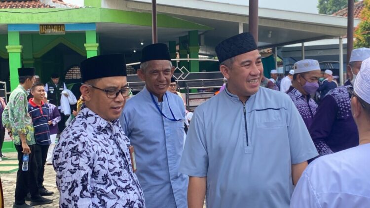 JEMAAH HAJI. Kepulangan jemaah haji Provinsi Lampung. Nampak Bupati Pesawaran, Dendi Ramadhona bersama Kepala Kantor Wilayah Kemenag Provinsi Lampung, Puji Raharjo menyambut jemaah haji. (Lampung Post/Andre Prasetyo Nugroho)