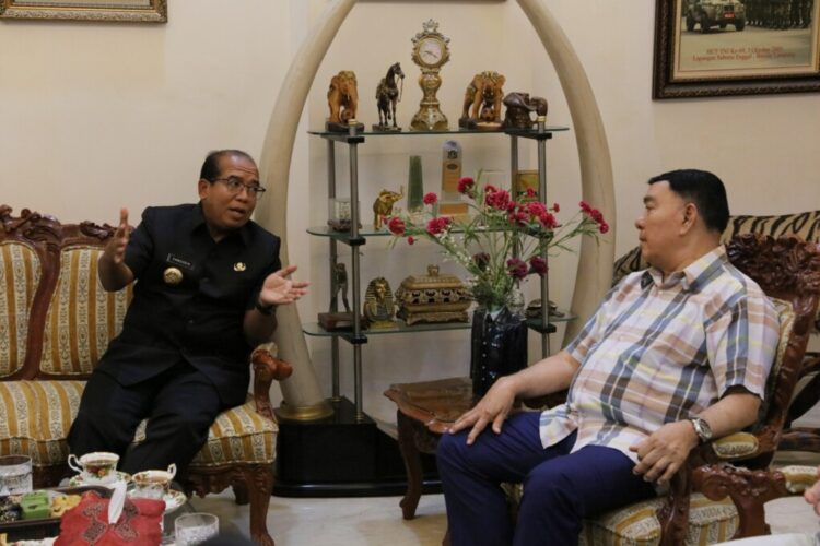 KUNJUNGI SJACHROEDIN ZP. Penjabat (Pj) Gubernur Lampung, Samsudin mengunjungi Gubernur Lampung periode 2004–2014, Sjachroedin ZP. Pertemuan itu juga membahas rencana kelanjutan pembangunan komplek perkantoran Pemerintah Provinsi (Pemprov) Lampung di Kota Baru. (Dok. Adpim)