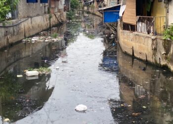 INDEKS KUALITAS AIR SUNGAI. Kondisi salah satu sungai di Bandar Lampung yang terletak di Kecamatan Bumi Waras. Dinas Lingkungan Hidup (DLH) Kota Bandar Lampung mengukur indeks kualitas air sungai di Kota Tapis Berseri. Hasilnya kualitas air sungai di Bandar Lampung sebesar 50 poin pada tahun 2023. (Lampung Post/Andre Prasetyo Nugroho)