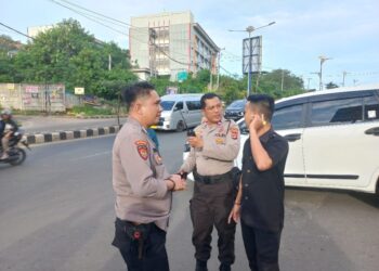 Aparat kepolisian sedang melakukan olah TKP saat di lokasi kejadian. Polsek Kedaton memeriksa saksi kasus penikaman seorang pria saat parkir di depan Ramayana Rajabasa pada Sabtu (29/6) lalu. (Lampung Post/Salda Andala)