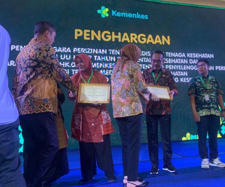 RAIH PENGHARGAAN. Dinas Penanaman Modal dan Pelayanan Terpadu Satu Pintu (DPMPTSP) Kota Bandar Lampung meraih penghargaan sebagai penyelenggara perizinan tenaga medis dan kesehatan terbaik.
(DOK. DPMPTSP BANDAR LAMPUNG)