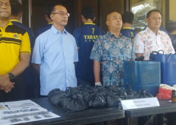 PENANGKAPAN IKAN SECARA ILEGAL. Polairud Polda Lampung menyita 25 kilo gram bahan peledak dan 22 botol bom siap pakai. Para pelaku melakukan penangkapan ikan secara ilegal dengan menggunakan bom. (Lampung Post/Umar Robbani)