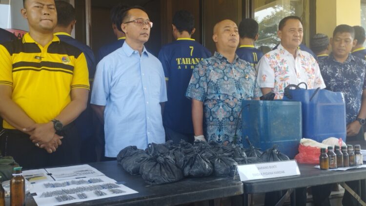 PENANGKAPAN IKAN SECARA ILEGAL. Polairud Polda Lampung menyita 25 kilo gram bahan peledak dan 22 botol bom siap pakai. Para pelaku melakukan penangkapan ikan secara ilegal dengan menggunakan bom. (Lampung Post/Umar Robbani)