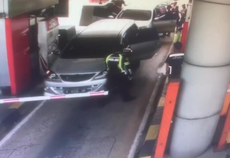 BAWA NARKOBA. Pengendara minibus ditangkap di areal Gerbang Tol Bakauheni Selatan karena membawa narkoba jenis sabu seberat 30 kilo gram pada 9 Juli lalu. (Dok. Pengelola Tol Bakauheni - Terbanggi Besar)