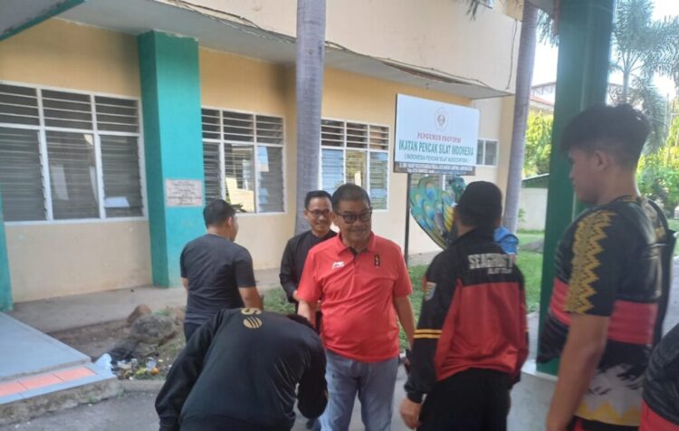 TINJAU ATLET PENCAK SILAT. Ketua Harian KONI Lampung, Amalsyah Tarmizi meninjau tim atlet pencak silat di Padepokan IPSI Lampung, Rabu (24/7). (Dok. KONI Lampung)