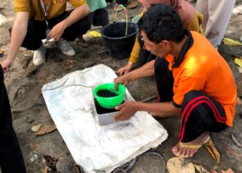 Pelatihan dan sosialisasi pembuatan biochar dari limbah kulit kakao di Pekon Tegineneng, Tanggamus, Minggu, 7 Juli 2024. (dok.)