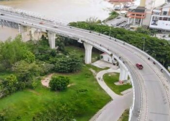 Suasana arus lalu lintas motor dan mobil di Samarinda, Kalimantan Timur, beberapa waktu lalu. Pemerintah berencana mengenakan asuransi yang wajib bagi kendaraan, baik motor dan mobil pada 2025. ANTARA FOTO