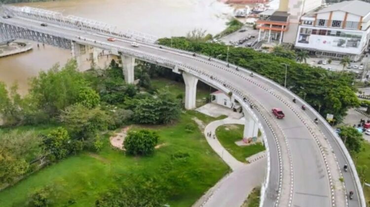 Suasana arus lalu lintas motor dan mobil di Samarinda, Kalimantan Timur, beberapa waktu lalu. Pemerintah berencana mengenakan asuransi yang wajib bagi kendaraan, baik motor dan mobil pada 2025. ANTARA FOTO