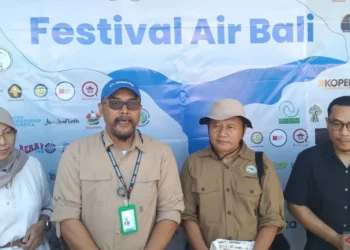 Sumur pemanenan air hujan. Direktur Eksekutif Yayasan Idep Selaras Alam Muchamad Awal (kedua kiri) diwawancarai awak media di sela diskusi terkait isu air dalam Festival Air Bali di Sanur, Denpasar, Bali, Selasa (30/7/2024) ANTARA/Dewa Ketut Sudiarta Wiguna