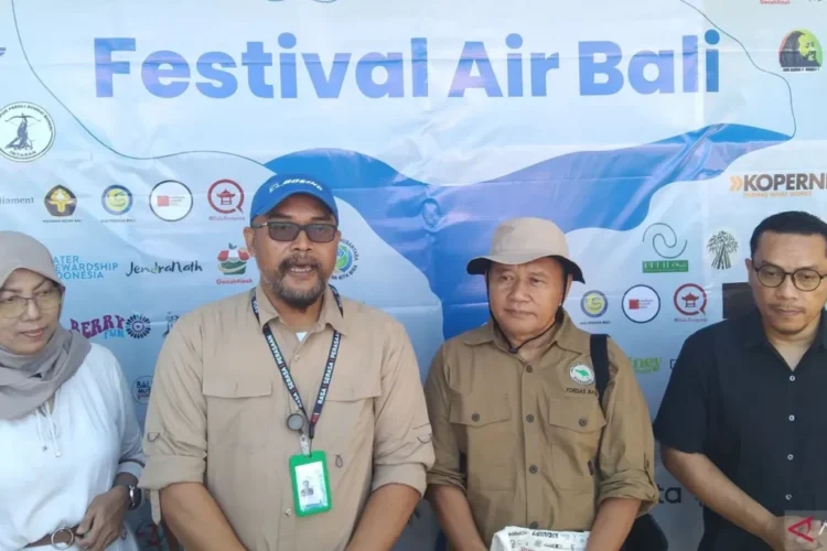Sumur pemanenan air hujan. Direktur Eksekutif Yayasan Idep Selaras Alam Muchamad Awal (kedua kiri) diwawancarai awak media di sela diskusi terkait isu air dalam Festival Air Bali di Sanur, Denpasar, Bali, Selasa (30/7/2024) ANTARA/Dewa Ketut Sudiarta Wiguna