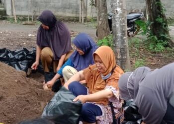 Perempuan Bangun Desa. Kelompok Wanita Tani (KWT) Dusun Ngentak, Desa Poncosari, Kabupaten Bantul, melaksanakan kegiatan pertama dalam pemberdayaan wanita tani di dusun Ngentak, Senin (16/11/2020). Dok/Pemdes Poncosari