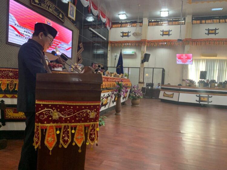 wahdi saat rapat paripurna