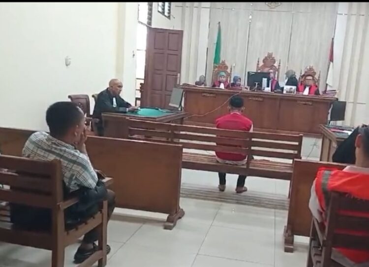 DITUNTUT 17 TAHUN PENJARA. Suasana saat sidang berlangsung di Pengadilan Negeri Tanjungkarang. Terdakwa kurir narkotika Satria Pradana dituntut 17 tahun penjara oleh Jaksa Penuntut Umum di Pengadilan Negeri Tanjungkarang, Rabu (31/7). (Dok. Lampung Post)