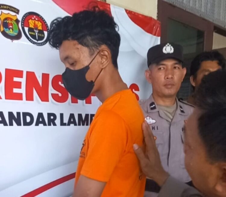 PENGEDAR NARKOBA. Pelaku saat konferensi pers di Polsek Telukbetung Utara. Jajaran Polsek Telukbetung Utara meringkus seorang pengedar narkoba yang hendak melakukan transaksi. Seorang remaja Mahyudin (19) asal OKU, Sumatera Selatan ditangkap dengan barang bukti sembilan kilogram ganja dan 241 gram sabu-sabu. (Lampung Post/Salda Andala)