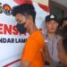 PENGEDAR NARKOBA. Pelaku saat konferensi pers di Polsek Telukbetung Utara. Jajaran Polsek Telukbetung Utara meringkus seorang pengedar narkoba yang hendak melakukan transaksi. Seorang remaja Mahyudin (19) asal OKU, Sumatera Selatan ditangkap dengan barang bukti sembilan kilogram ganja dan 241 gram sabu-sabu. (Lampung Post/Salda Andala)