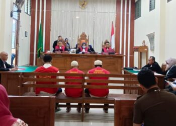 BACAKAN VONIS. Suasana saat sidang di Pengadilan Negeri Tanjungkarang. Pengadilan Negeri Tanjungkarang membacakan vonis terhadap para terdakwa kurir narkotika jenis sabu-sabu seberat 58 kilogram asal Aceh. (Lampung Post/Salda Andala)