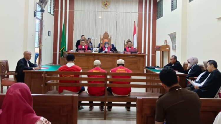 BACAKAN VONIS. Suasana saat sidang di Pengadilan Negeri Tanjungkarang. Pengadilan Negeri Tanjungkarang membacakan vonis terhadap para terdakwa kurir narkotika jenis sabu-sabu seberat 58 kilogram asal Aceh. (Lampung Post/Salda Andala)