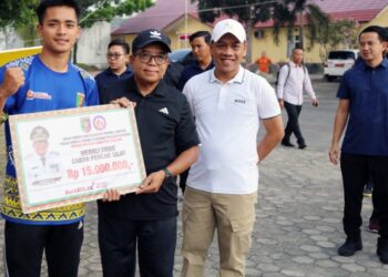 PERAIH MEDALI. Penyerahan insentif kepada atlet dan pelatih berprestasi peraih medali pada gelaran Pekan Olahraga Pelajar Nasional (Popnas) XVI tahun 2023. Penjabat (Pj) Gubernur Lampung, Samsudin mengatakan penghargaan ini merupakan apresiasi atas prestasi membanggakan yang para atlet raih. (Dok. Adpim)