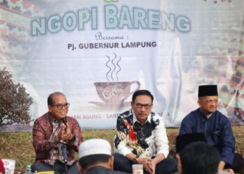 OPEN HOUSE DAN NGOPI BARENG. Pj Gubernur Samsudin open house dan ngopi bareng masyarakat di Mahan Agung, Sabtu (10/8). Hadir dalam kegiatan ini masyarakat sekitar, forkopimda, komunitas bahasa, dan komunitas olahraga di Lampung. (Dok. Adpim)