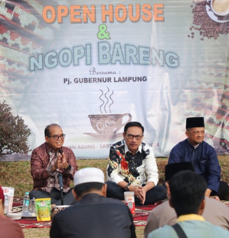 OPEN HOUSE DAN NGOPI BARENG. Pj Gubernur Samsudin open house dan ngopi bareng masyarakat di Mahan Agung, Sabtu (10/8). Hadir dalam kegiatan ini masyarakat sekitar, forkopimda, komunitas bahasa, dan komunitas olahraga di Lampung. (Dok. Adpim)