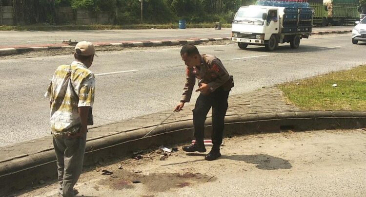 LOKASI KORBAN JATUH. Polisi saat mengecek lokasi korban jatuh dari Flyover Antasari, Senin (29/7). Boby Fatir, siswa PKL yang jatuh dari atas Flyover Antasari telah menjalani penanganan medis. Siswa SMKN 2 Bandar Lampung itu mendapat operasi pada bagian rahang, tangan, dan kaki.
(Lampung Post/Andi Apriadi)