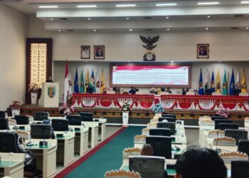 RAPERDA RPJPD. Rapat Paripurna DPRD Lampung, Selasa (6/8). DPRD Lampung bersama Pemerintah Provinsi Lampung menyetujui Raperda tentang Rencana Pembangunan Jangka Panjang Daerah (RPJPD) Provinsi Lampung Tahun 2025-2045. (Lampung Post/Silvia Agustina)