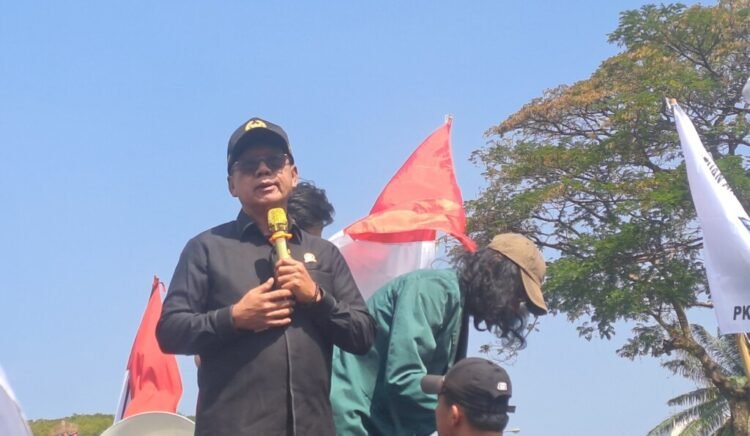 TEMUI MASSA. Ketua DPRD Provinsi Lampung, Mingrum Gumay menemui ribuan massa Aliansi Lampung Menggugat pada aksi demonstrasi, Jumat (23/8). Ketua DPRD Provinsi Lampung, Mingrum Gumay bersama Wakil Ketua DPRD Provinsi Lampung, Yosi Rizal menemui langsung mahasiswa. (Lampung Post/Andre Prasetyo Nugroho)