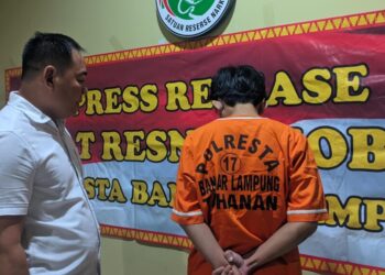 TANGKAP RESIDIVIS. Kanit I Satres Narkoba Polresta Bandar Lampung, Ipda Barmawi saat konferensi pers. Aparat Polresta Bandar Lampung menangkap residivis peredaran narkoba Roy Satria (27) di komplek kosan Wisma Assalam Nusantara IV, Labuhan Ratu, Senin (5/8). (Lampung Post/Umar Robbani)