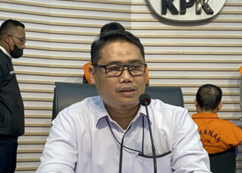Direktur Penyidikan KPK Asep Guntur Rahayu saat diwawancarai di ruang kerja. (Dok MI)