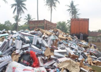 ROKOK ILEGAL. Suasana saat pemusnahan rokok ilegal oleh Bea Cukai Sumbagbar. Kantor Wilayah DJBC Sumatera Bagian Barat (Sumbagbar) dan Bea Cukai Bandar Lampung, mencatat sebanyak 3,1 juta batang rokok ilegal yang sudah dimusnahkan selama periode Juli tahun 2024. (Dok. Lampung Post)
