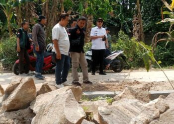 Warga Metro Selatan Sumbang Material untuk Perbaikan Drainase