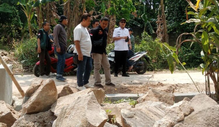 Warga Metro Selatan Sumbang Material untuk Perbaikan Drainase