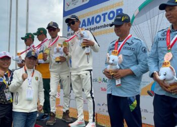 RAIH MEDALI EMAS. Paramotor Lampung kembali meraih medali emas di PON XXI Aceh-Sumut. Duet atlet Paramotor Adi Ayangsyah dan Hasballah yang tampil gemilang meraih medali emas di nomor Precision Wheel Launch Tandem dengan total 2.773 poin. (Dok. KONI Lampung)