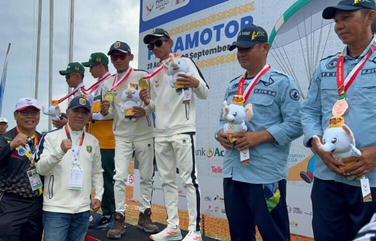 RAIH MEDALI EMAS. Paramotor Lampung kembali meraih medali emas di PON XXI Aceh-Sumut. Duet atlet Paramotor Adi Ayangsyah dan Hasballah yang tampil gemilang meraih medali emas di nomor Precision Wheel Launch Tandem dengan total 2.773 poin. (Dok. KONI Lampung)