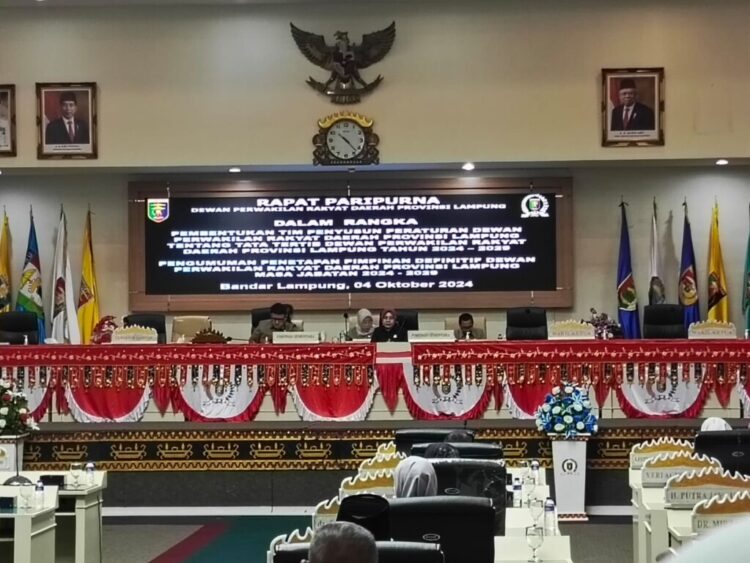 RAPAT PARIPURNA. Jalannya Rapat Paripurna DPRD Lampung periode 2024--2029, Jumat (4/10). Ahmad Giri Akbar dari Fraksi Gerindra ditunjuk sebagai ketua DPRD Lampung. (Lampung Post/Asrul Septian Malik)