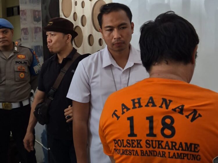 BAWA KABUR UANG SEWA KOSAN. Warga Perumahan Griya Sukarame, Bandar Lampung, Aria Putra Djayanegara, diduga membawa kabur uang sewa kosan dari 75 mahasiswa. Aksi tersebut dilakukan dengan berpura-pura sebagai pemilik kosan yang ditawarkan secara online. (Dok. Polresta Bandar Lampung)