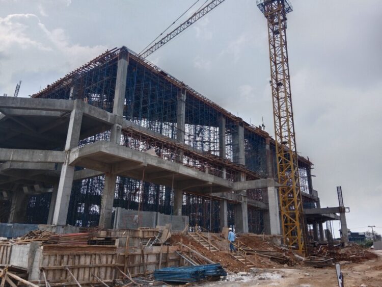 Proyek pembangunan Masjid Raya Al-Bakrie. (Lampung Post/Silvia Agustina)