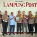 KUNJUNGI LAMPUNG POST. Kapolresta Bandar Lampung Kombes Pol Abdul Waras dan jajaran saat mengunjungi Kantor Harian Umum Lampung Post, Kamis (10/10). Polresta Bandar Lampung mengajak media massa turut ikut menjaga kondusivitas pelaksanaan Pilkada. (Lampung Post/Umar Robbani)