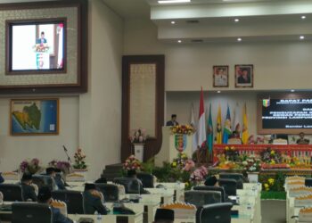 SUMPAH JANJI PIMPINAN DPRD LAMPUNG. Sidang Paripurna Istimewa Sumpah Janji Pimpinan DPRD Lampung 2024-2029, Selasa (22/10). Ahmad Giri Akbar dari Fraksi Gerindra menjabat sebagai Ketua DPRD Lampung. (Lampung Post/Silvia Agustina)