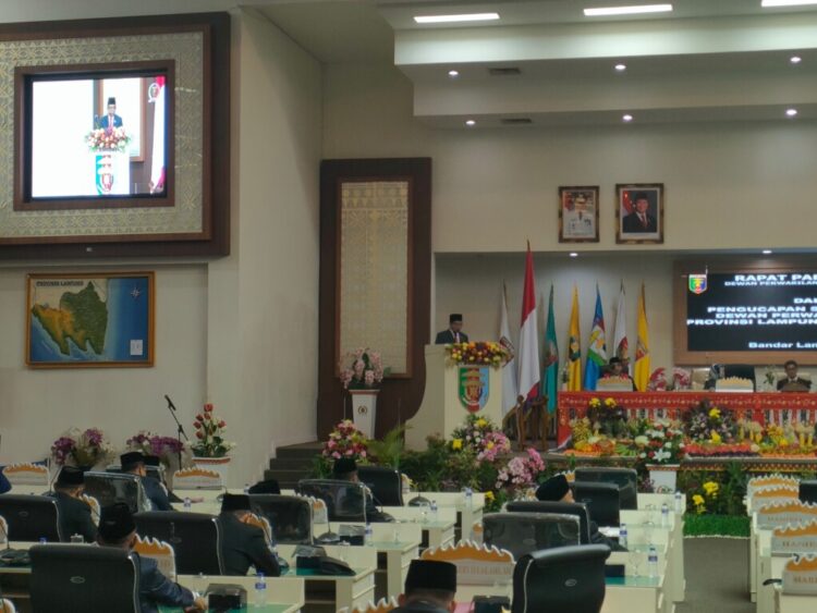 SUMPAH JANJI PIMPINAN DPRD LAMPUNG. Sidang Paripurna Istimewa Sumpah Janji Pimpinan DPRD Lampung 2024-2029, Selasa (22/10). Ahmad Giri Akbar dari Fraksi Gerindra menjabat sebagai Ketua DPRD Lampung. (Lampung Post/Silvia Agustina)
