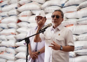 Menko Bidang Pangan, Zulkifli Hasan saat meninjau pabrik pengolahan beras dan gudang Bulog Lampung, Bandar Lampung, Minggu, 10 November 2024.