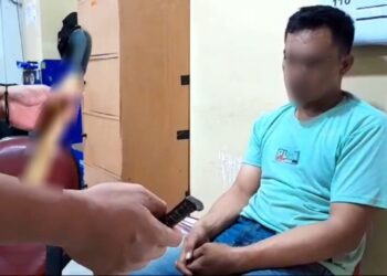 MEMBOBOL RUKO. Tersangka pembobol ruko saat diinterogasi petugas. Tersangka tepergok sedang membobol dan menjarah ruko yang sudah tutup di kawasan Jalan Soekarno-Hatta, Kedaton, Bandar Lampung. (Lampung Post/Umar Robbani)