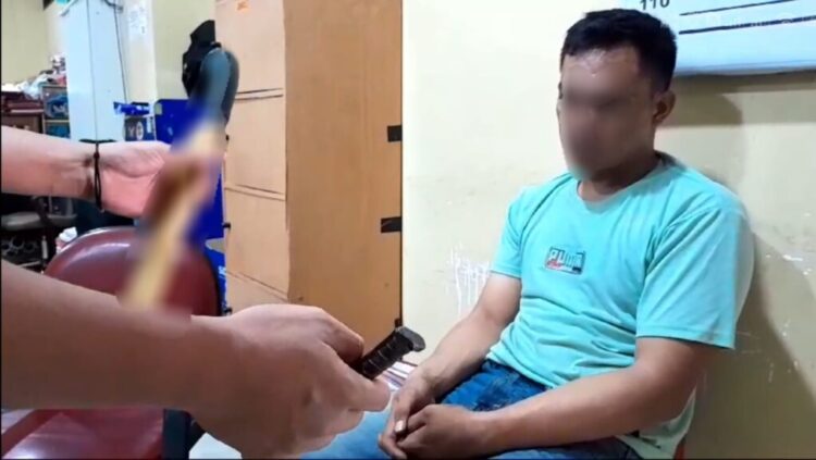 MEMBOBOL RUKO. Tersangka pembobol ruko saat diinterogasi petugas. Tersangka tepergok sedang membobol dan menjarah ruko yang sudah tutup di kawasan Jalan Soekarno-Hatta, Kedaton, Bandar Lampung. (Lampung Post/Umar Robbani)