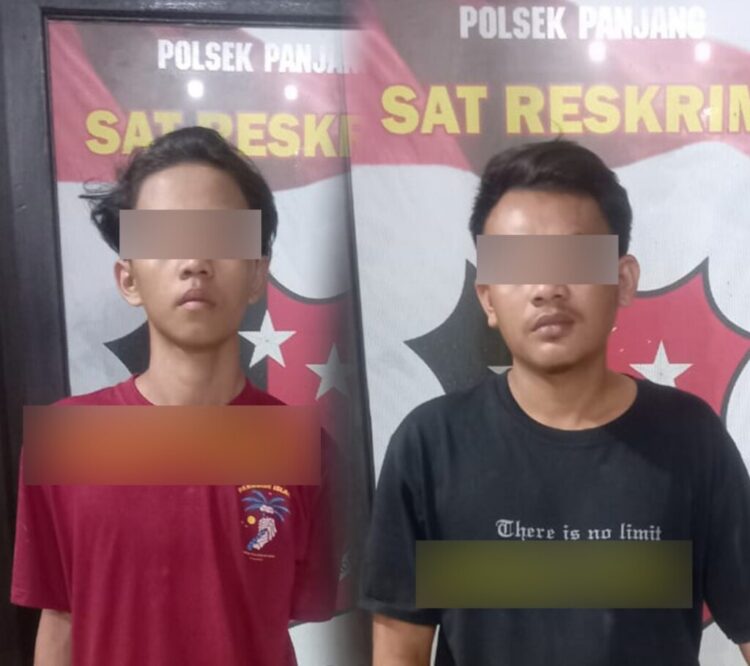 MENCURI BESI. Buruh asal Panjang, Bandar Lampung berinisial AW (30) dan RR (25) mesti merasakan kurungan penjara. Hal tersebut lantaran keduanya terbukti mencuri 8 batang besi katodik milik perusahaan BUMN. (Dok. Polsek Panjang)