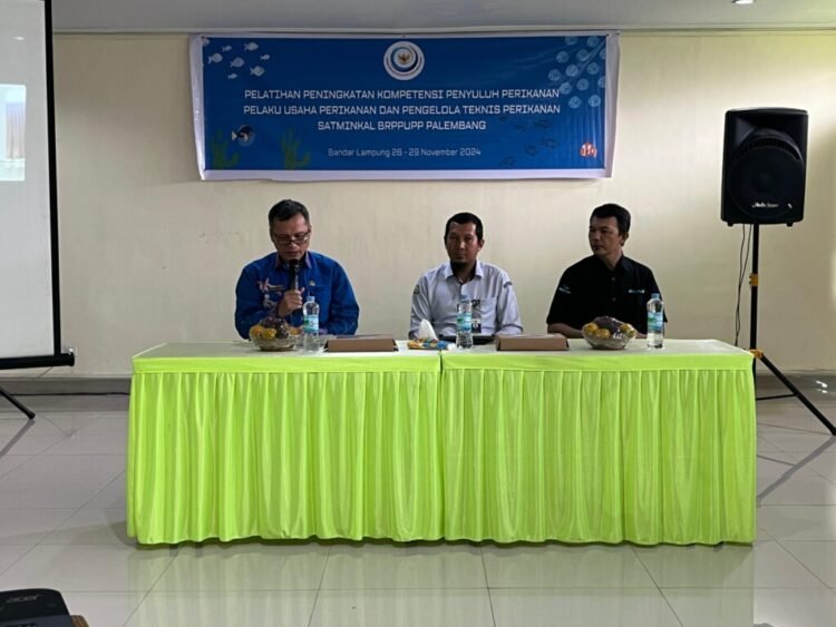 KEMAJUAN TEKNOLOGI. Pelatihan peningkatan kompetensi penyuluh perikanan, pelaku usaha perikanan, dan pengelola teknis perikanan di Asrama Haji Lampung, Kamis (28/11). Selain kemampuan teknis, insan perikanan dan kelautan juga harus beradaptasi dengan kemajuan teknologi. (Lampung Post/Silvia Agustina)